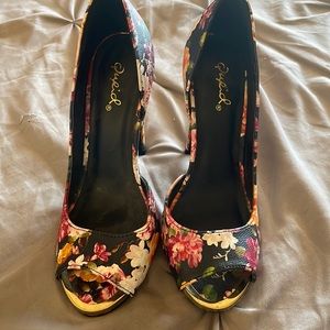 Open toe floral heel